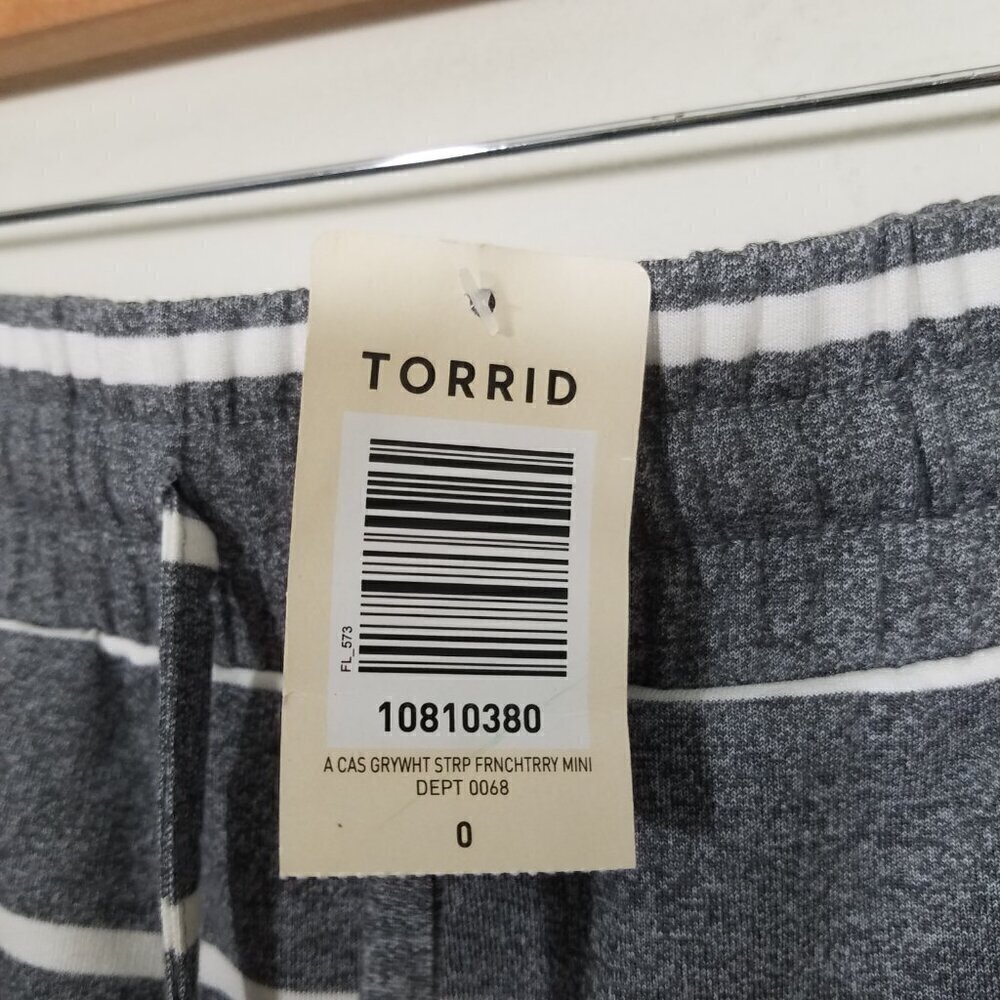 NWT Torrid Gray/White Mini Skirt with Pockets Size 0 - Picture 3 of 6